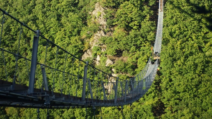 Längste deutsche Hängeseilbrücke im Hunsrück eröffnet