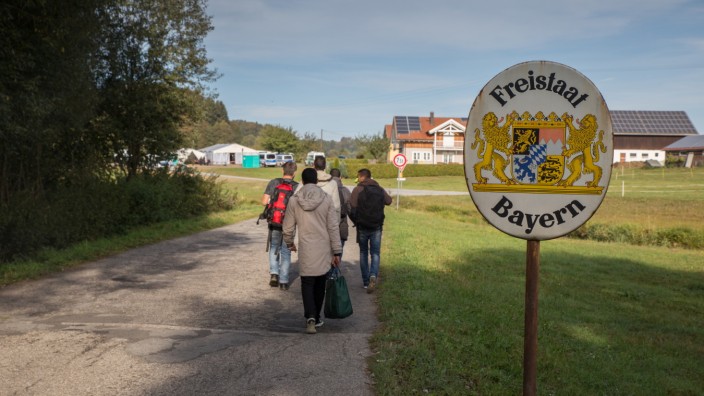 Flüchtlinge in Niederbayern: Sie kommen über eine Grenze, die eigentlich keine Grenze ist, sondern eine Feldstraße, die durch ein kleines Waldstück über ein Bächlein führt.