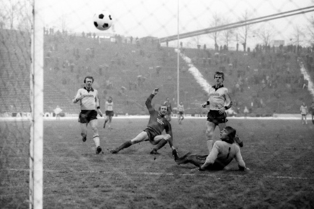 Hans Georg Katsche Schwarzenbeck FC Bayern München erzielt gegen Sigfried Sigi Held Herbert H; Bayern München gegen Borussia Dortmund 10.02.1979