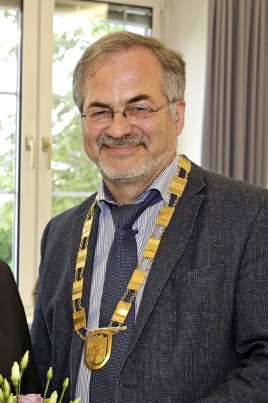 Schäftlarn: Bürgermeister Matthias Ruhdorfer hat das Bild von Hans-Jörg Groß abhängen lassen.