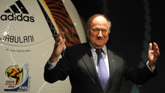 Adidas und die Fifa: Den Sportartikler Adidas und die Fifa verbindet eine jahrzehntelange Geschichte - besonders mit deren Chef Sepp Blatter.