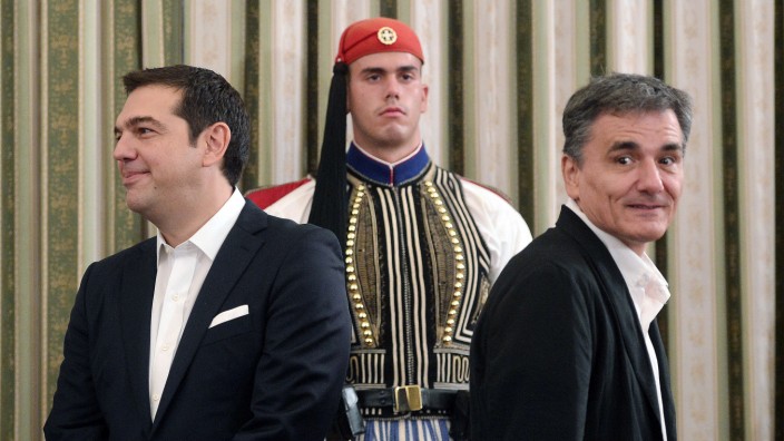 Euro-Gruppe zu Griechenland: Finanzminister Tsakalotos (rechts) mit Premier Tsipras nach der Vereidigung der neuen Regierung in Athen.