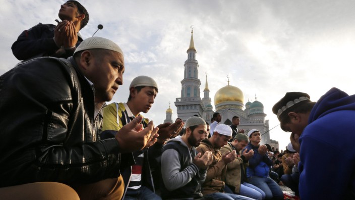 Gebet vor der Sobornaya-Moschee in Moskau