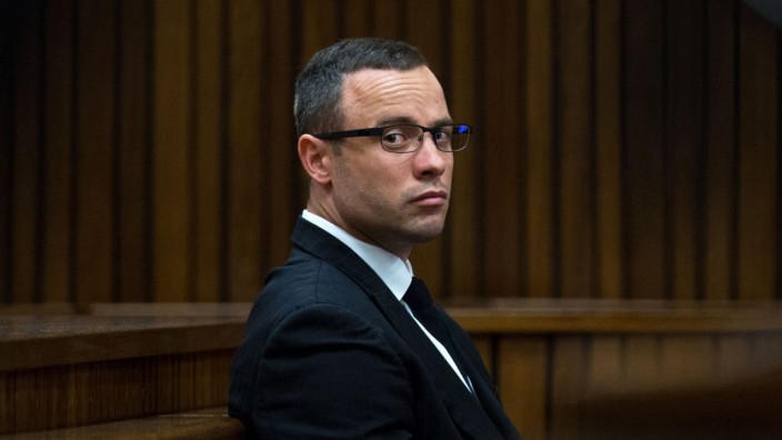 Südafrika: Pistorius bei den Verhandlungen im Mai 2014: Der Sprinter wird vorerst nicht in den Hausarrest entlassen.