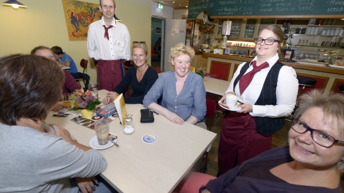 Hohenbrunn: Guter Service im Café o.k. Die beiden Mitarbeiter Andreas Lange und Martina üben im Hallenbad Riemerling für den Einsteig in das Berufsleben.