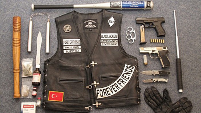 Black Jackets: In der Wahl ihrer Waffen sind die Black Jackets oft nicht zimperlich - in München haben sie Drogen in großem Stil verkauft.