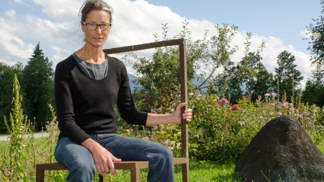 Kunst und Natur: Die Künstlerin Sabrina Hohmann auf einem von ihr gefertigten Stuhl aus angerostetem Eisen; im Hintergrund ein von ihr gegossener Ameisenbau.