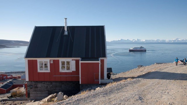 Expedition in die Arktis: An seinem Eingang liegt die weitgehend isolierte Siedlung Ittoqqortoormiit, deren Einwohner vor allem von der Jagd leben.