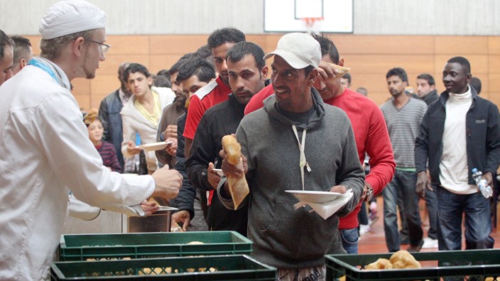 Provisorische Erstaufnahmeeinrichtung fuer Fluechtlinge in der Turnhalle der Reischlesche Wirtschaft