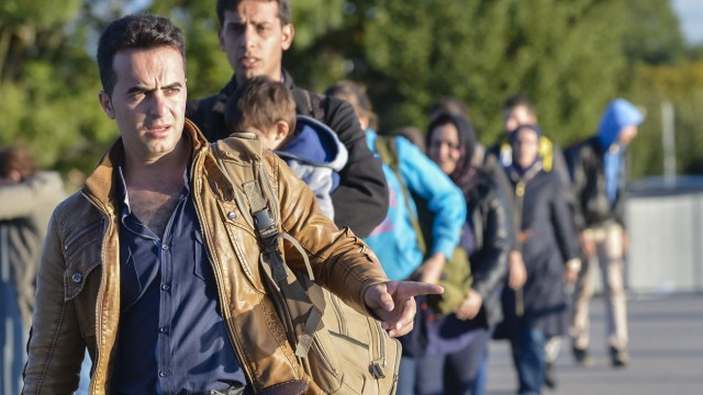Flüchtlingskrise: Tausende Flüchtlinge überqueren die Grenze zwischen Österreich und Bayern bei Freilassing.