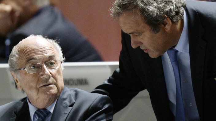 Fifa: Sepp Blatter (li.) und Michel Platini - früher bei jeder Fifa-Veranstaltung zugegen. Am Montagabend bleiben die beiden aber außen vor.