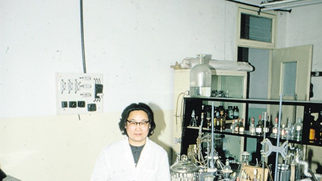 Nobelpreis für Malaria-Forschung: Freundlicher Blick, etwas schüchtern: Tu Youyou in ihrem spartanischen Labor in Peking im Jahre 1978. In ihren Händen hält sie ein Molekülmodell.