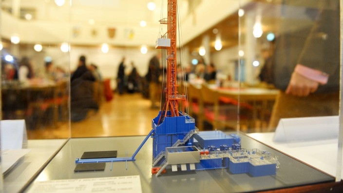 Energiewende: Ein Modell von einem Bohrturm im Vaterstettener Rathaus: Schon im Jahr 2013 diskutierte man über ein Erdwärme-Projekt.