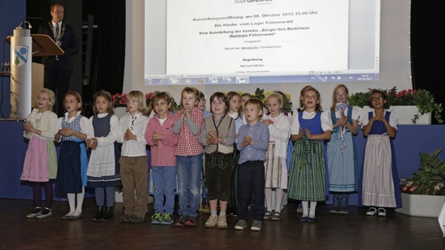 Geretsried: Weidacher Grundschüler sangen zur Ausstellungseröffnung "Die Kinder vom Lager Föhrenwald", begleitet von den Lehrern Cornelia Schubert und Eva Greif.