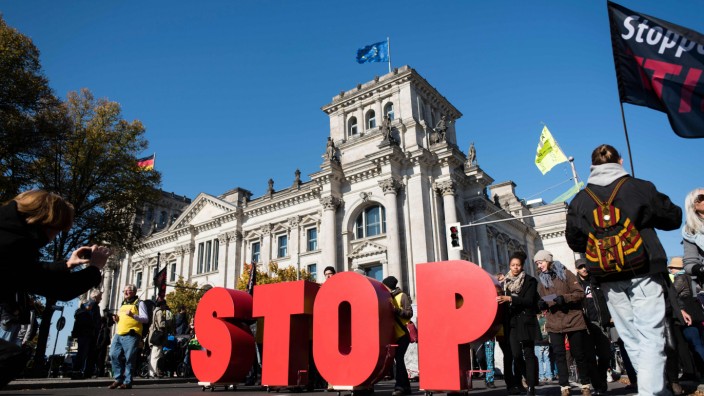 Ihr Forum: Eine Demonstration gegen TTIP und CETA vor dem Reichstagsgebäude in Berlin im Oktober 2015.