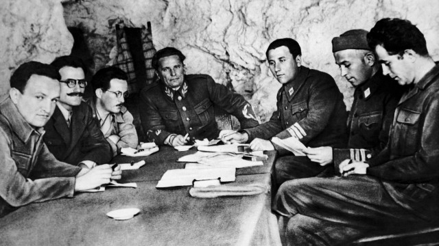 Slowenische Literatur: Partisanenführer in ihrem Hauptquartier, 1943. Unter ihnen der spätere Staatspräsident Tito (Mitte), der die kommunistischen Partisanen in den Kampf führte.