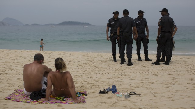 Rio de Janeiro: Die Polizei patroulliert, doch einigen Anwohnern geht das nicht weit genug. Sie versuchen, die Strände auf eigene Faust zu schützen.