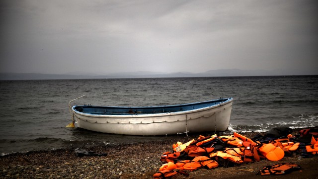 EU: Flüchtlingsboot mit Schwimmwesten in der Ägäis: Europa streitet über die Lastenverteilung.