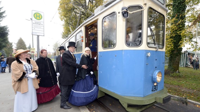 München: Fahrgäste in historischen Gewändern besteigen am Samstag die Tram.