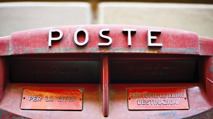 Italien: Ein typischer Briefkasten der Poste Italiane: Doch mit klassischem Briefgeschäft macht der Konzern nur noch 14 Prozent des Umsatzes pro Jahr.