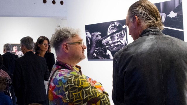 Ausstellung: Ausstellungseröffnung "Jazz Seen" im Kunstverein Ebersberg: Fotograf Andi Gudera (links) unterhält sich mit dem Jazzmusiker Walter Ruckdeschel.