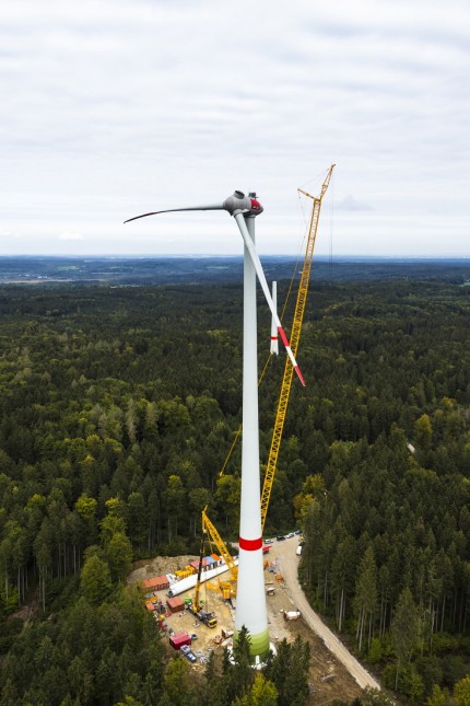 Windkraft: Vier Windräder ragen in den Wadlhauser Gräben bei Berg 150 Meter hoch in den Himmel, seit Ende September werden nach und nach die Flügel montiert.