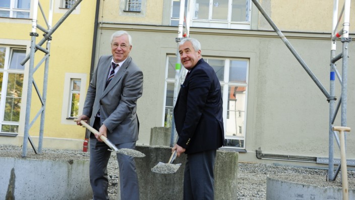 Klinikviertel: Karl-Walter Jauch, Ärztlicher Direktor des Klinikums der LMU (links), und Wissenschaftsminister Ludwig Spaenle beim Spatenstich.