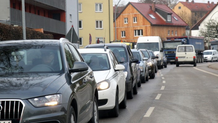 Freisinger Verkehrsprobleme: Nach einem Unfall auf der Autobahn staut sich der Verkehr in Freising - nicht bloß auf der Rotkreuzstraße.