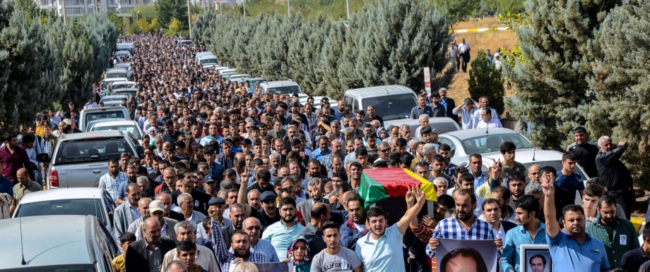 Türkei: Das Misstrauen ist gewaltig: Eine Menschenmenge trägt in Diyarbakır einen Politiker der prokurdischen HDP zu Grabe, der bei dem Anschlag am vergangenen Samstag ums Leben kam.