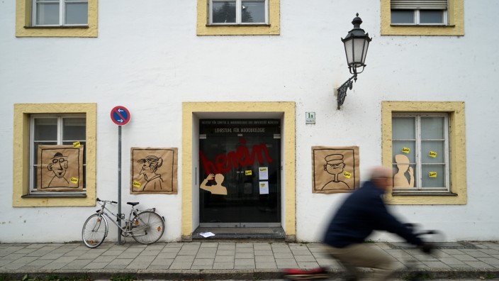 Flüchtlingsheim am Schloss Nymphenburg: Mit Karikaturen machen die Künstler Wolfram Kastner, Michael Heininger und Martin Stiefel auf den Leerstand dieses Gebäudes aufmerksam.