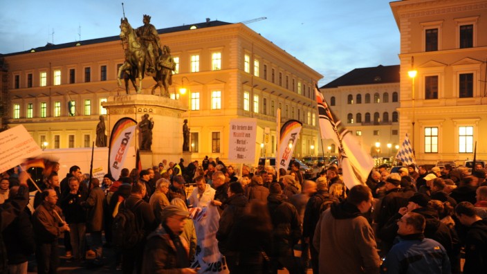 Pegida in München: Treffpunkt für Rechtsextremisten: die Pegida-Demonstration am Montag auf dem Odeonsplatz