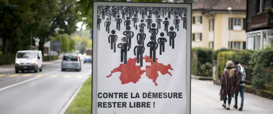 Parlamentswahl in der Schweiz: "Gegen Maßlosigkeit" steht auf dem sich auf Flüchtlinge und Zuwanderung beziehenden Wahlplakat der SVP in Yverdon in der französischen Schweiz.