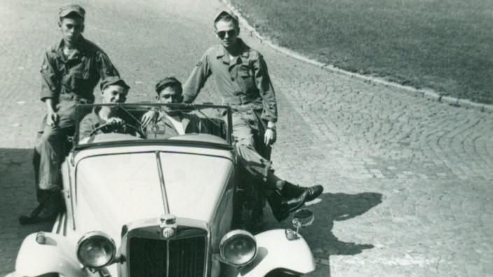 Ausstellung: Einfach lässig: Johnny Cash (vorne rechts) lässt als Beifahrer die Beine aus dem MG-Sportwagen baumeln.