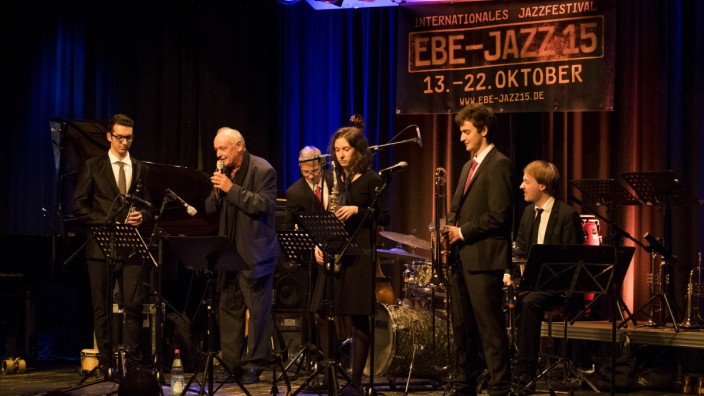 Ebersberg: Josef Ametsbichler präsentiert seine Schützlinge, die Jazz-Hipsters. Der Nachwuchs zeigt sich musikalisch mit allen Wassern gewaschen.