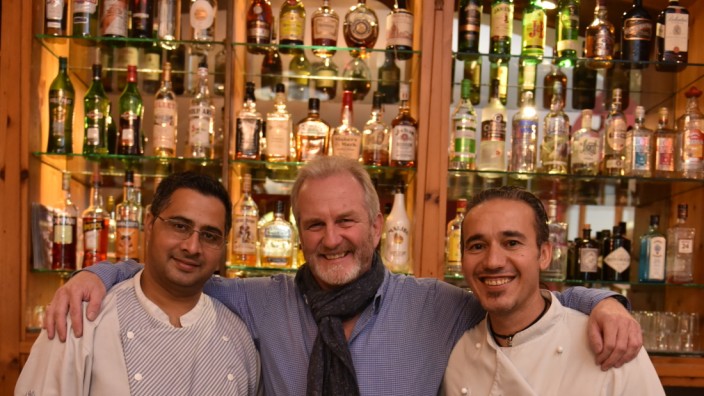 Laim: Gutes Team: Stefan Engl (Mitte) mit seinem irakischen Mitarbeiter Ismail Zangana und dem Küchenchef Jathol Kuldeep Sing aus Indien.