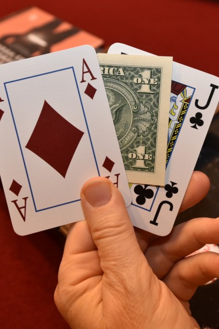 Zauberkurs: Die Teilnehmer lernen wie man beispielsweise einen Geldschein zwischen zwei Spielkarten auftauchen lässt.