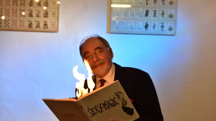 Zauberlehrer: Harold Voit leitet seit 1980 die Zauberakademie in Pullach.