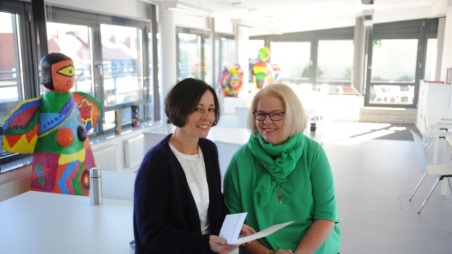 Neuhausen: Wichtige Adresse: Margot Wagenhäuser (links) und Rosemarie Ghorbani freuen sich über die neuen Räume.