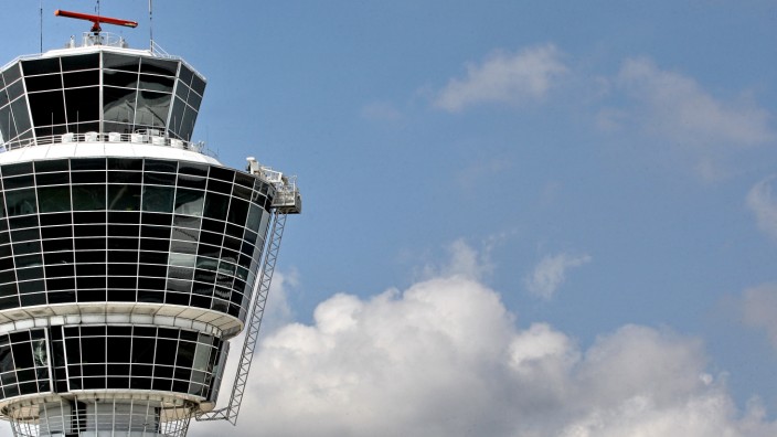 Panne bei der Flugsicherung: Der Tower am Münchner Flughafen, in dem auch die Flugsicherung sitzt.