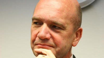 Porsche: VW-Übernahme: VW-Betriebsratsvorsitzender Bernd Osterloh attackiert den selbstbewussten Wiedeking.