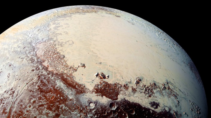 Astronomie: 2015 flog die Raumsonde "New Horizons" an Pluto vorbei und nahm etliche hochauflösende Fotos des Zwergplaneten auf. Die geologische Komplexität der Oberfläche erstaunte viele Astronomen.