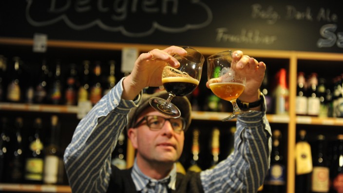 Biervana in Schwabing: Die Farbpalette von Bier ist breit, wie Holger Hahn zeigt: "Bierproben sind kommunikativer als Weinproben. Bei uns gilt schlucken statt spucken."
