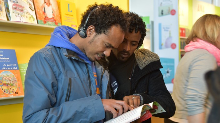 Frankfurter Buchmesse: Zwei von rund 600 Flüchtlingen, die sich zu einer kostenlosen Führung angemeldet hatten.