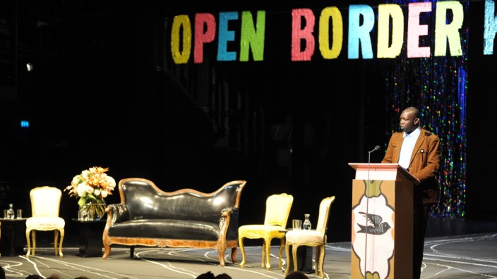 Münchner Kammerspiele: Kammerspiele 'Open Border Kongress' , Foto : Eröffnungsreden von Ousmane Diarra(Mali) und Heribert Prantl , 16.Oktober 2015 , Foto : C : Stephan Rumpf