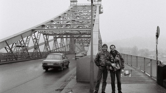 Kino: Lange her: Wolfgang Ettlich (links) und der Kameramann Hans Albrecht Lusznat 1990 auf der Loschwitzer Brücke, die über die Elbe in Dresden führt.