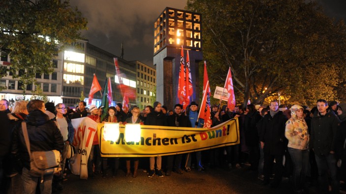 Pegida-Demonstration: Die Anti-Pegida Demonstranten stellen sich schützend um das Mahnmal am Platz der Opfer des Nationalsozialismus.
