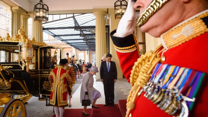 Seite Drei über David Cameron: Es ist nicht so, dass Chinas Staatschef Xi Jinping beim Besuch in London im Oktober auf die Queen hätten warten müssen. Vielmehr war es umgekehrt.