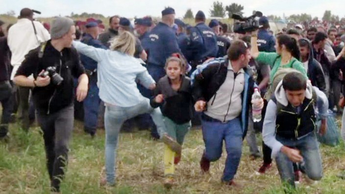 Flüchtlinge: Trotz solcher Bilder offenbar von ihrer Unschuld überzeugt: Die mittlerweile arbeitslose ungarische Kamerafrau will vor Gericht ziehen.