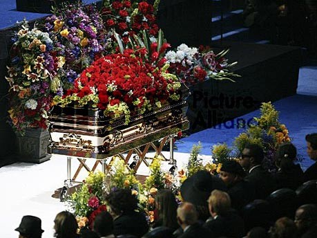 Michael Jacksons Sarg bei der öffentlichen Trauerfeier dpa