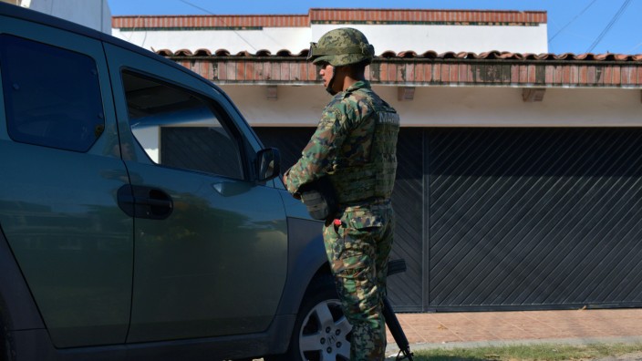 Nach Gefängnisausbruch: Ein mexikanischer Soldat in Sinaloa steht Wache. Die Jagd auf Drogenboss Guzmán hat sich zuletzt auf diesen Bundesstaat verlagert.